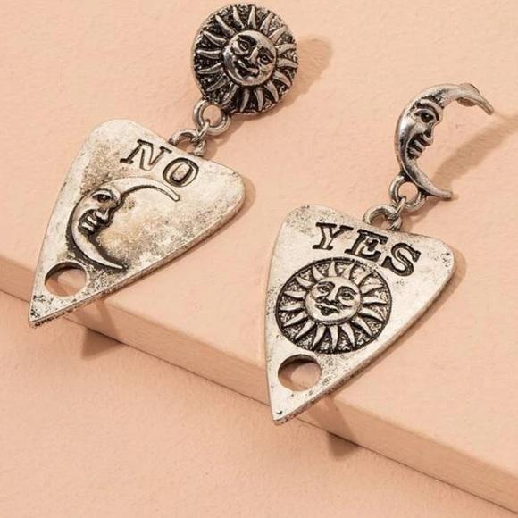 Vintage Sun & Moon Engraved Ouija Planchette Tarot Style Earrings π - Picture 5 of 7